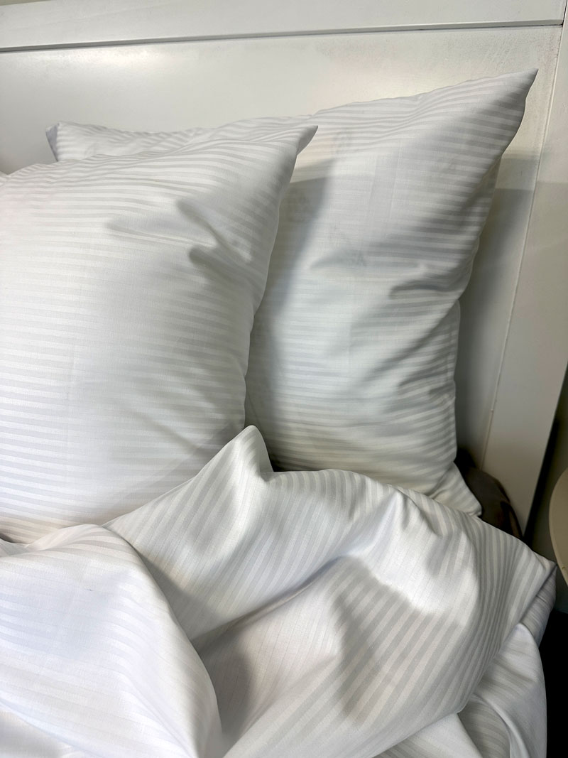 Voodipesukomplekt puuvillasatiin Triipsatiin White - Pilt 2